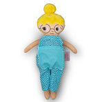 Alyssa med glasögon och en blond hårknut, jumpsuit blå.