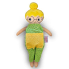 Alyssa med glasögon och en blond hårknut, jumpsuit grön.