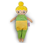 Alyssa med glasögon och en blond hårknut, jumpsuit grön.