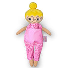 Alyssa med glasögon och en blond hårknut, jumpsuit rosa.