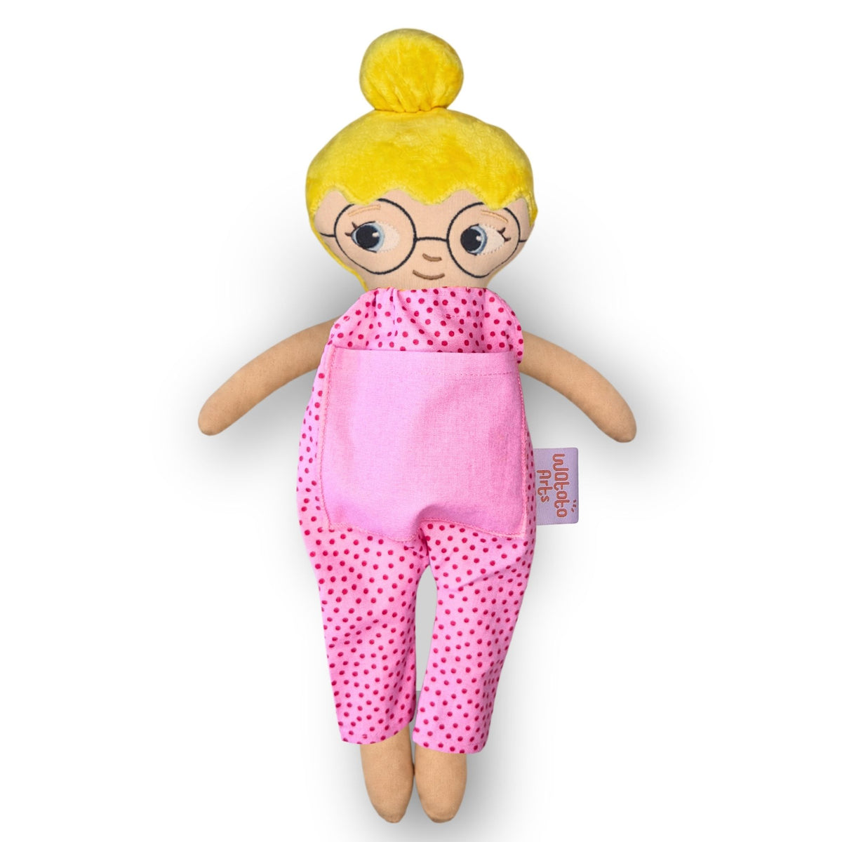 Alyssa med glasögon och en blond hårknut, jumpsuit rosa.