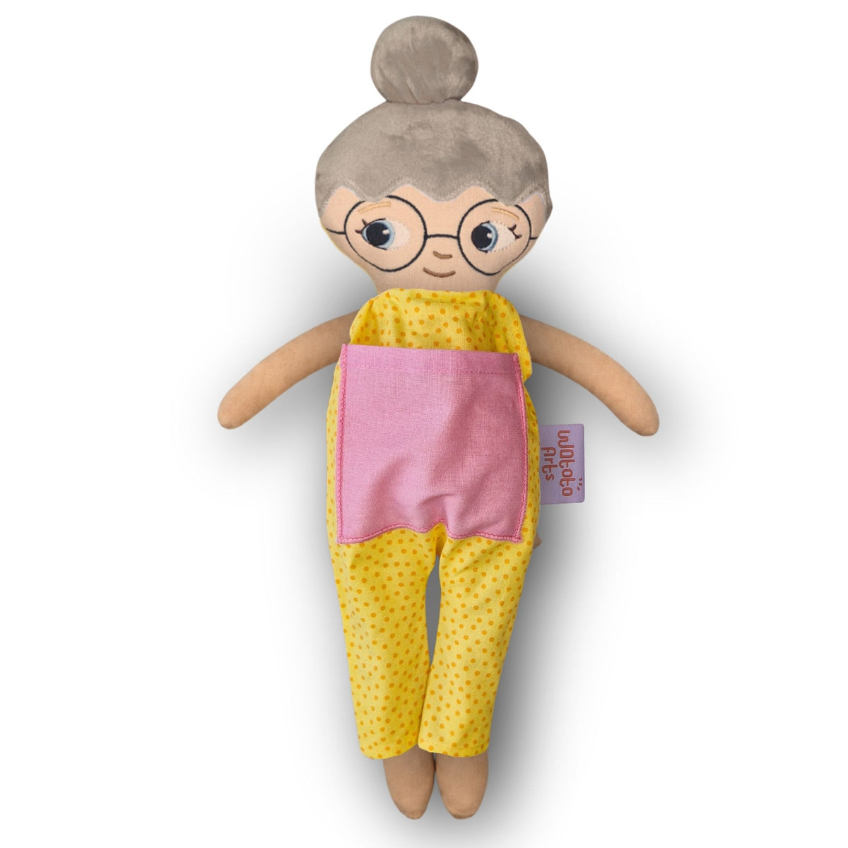 Docka mormor/farmor med grått hår, vit hud och blå ögon – gul jumpsuit