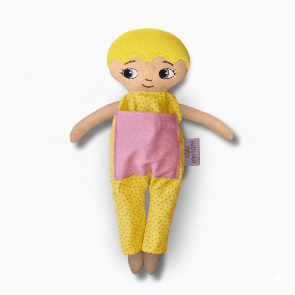 mjuk docka Adam i gul jumpsuit på vit bakgrund