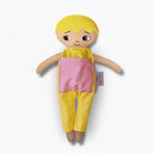 mjuk docka Adam i gul jumpsuit på vit bakgrund