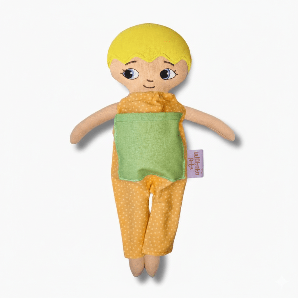 mjuk docka Adam i orange jumpsuit på vit bakgrund