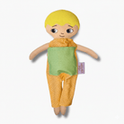 mjuk docka Adam i orange jumpsuit på vit bakgrund