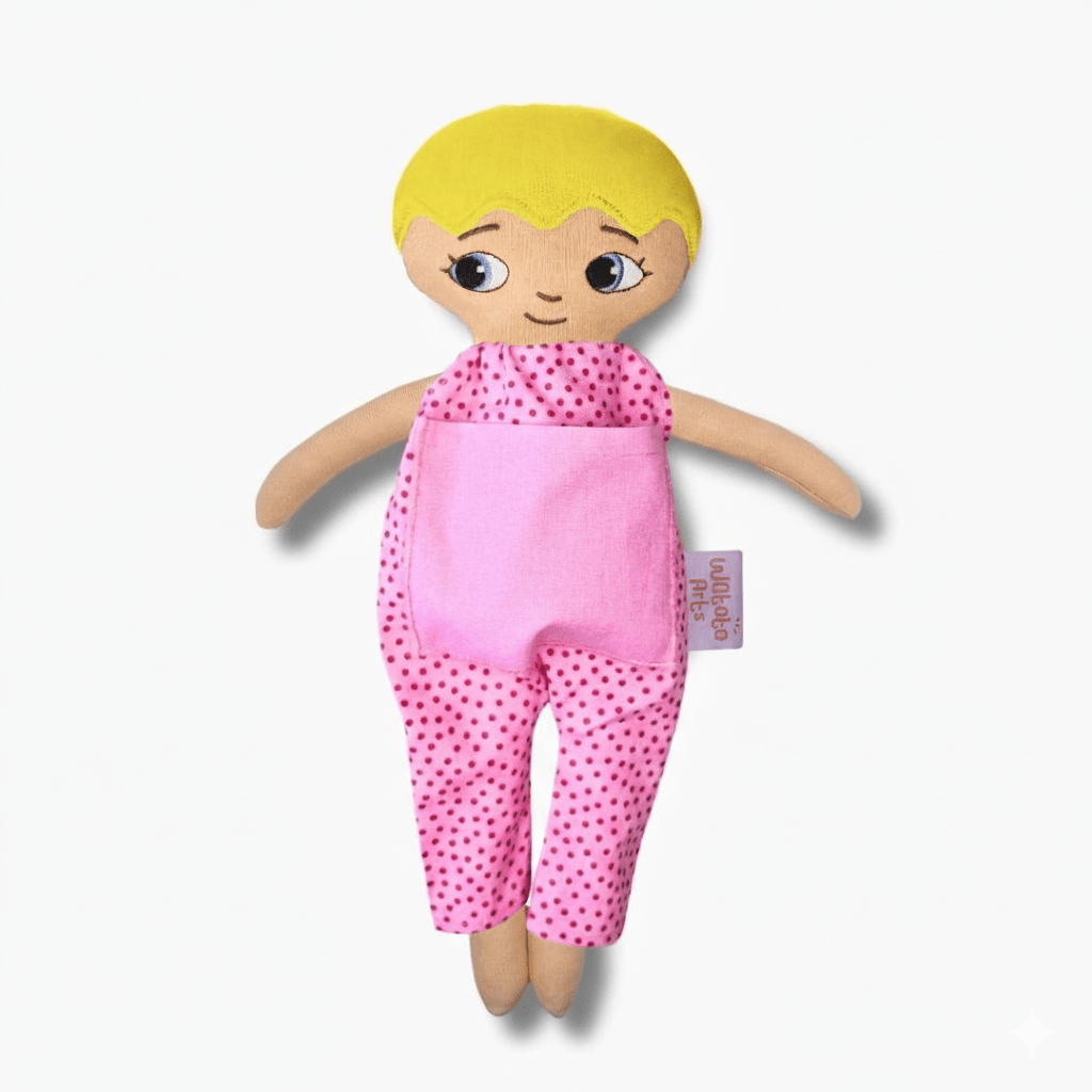 mjuk docka Adam i rosa jumpsuit på vit bakgrund