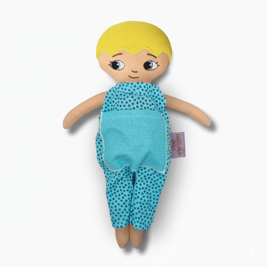 mjuk docka Adam i blå jumpsuit på vit bakgrund