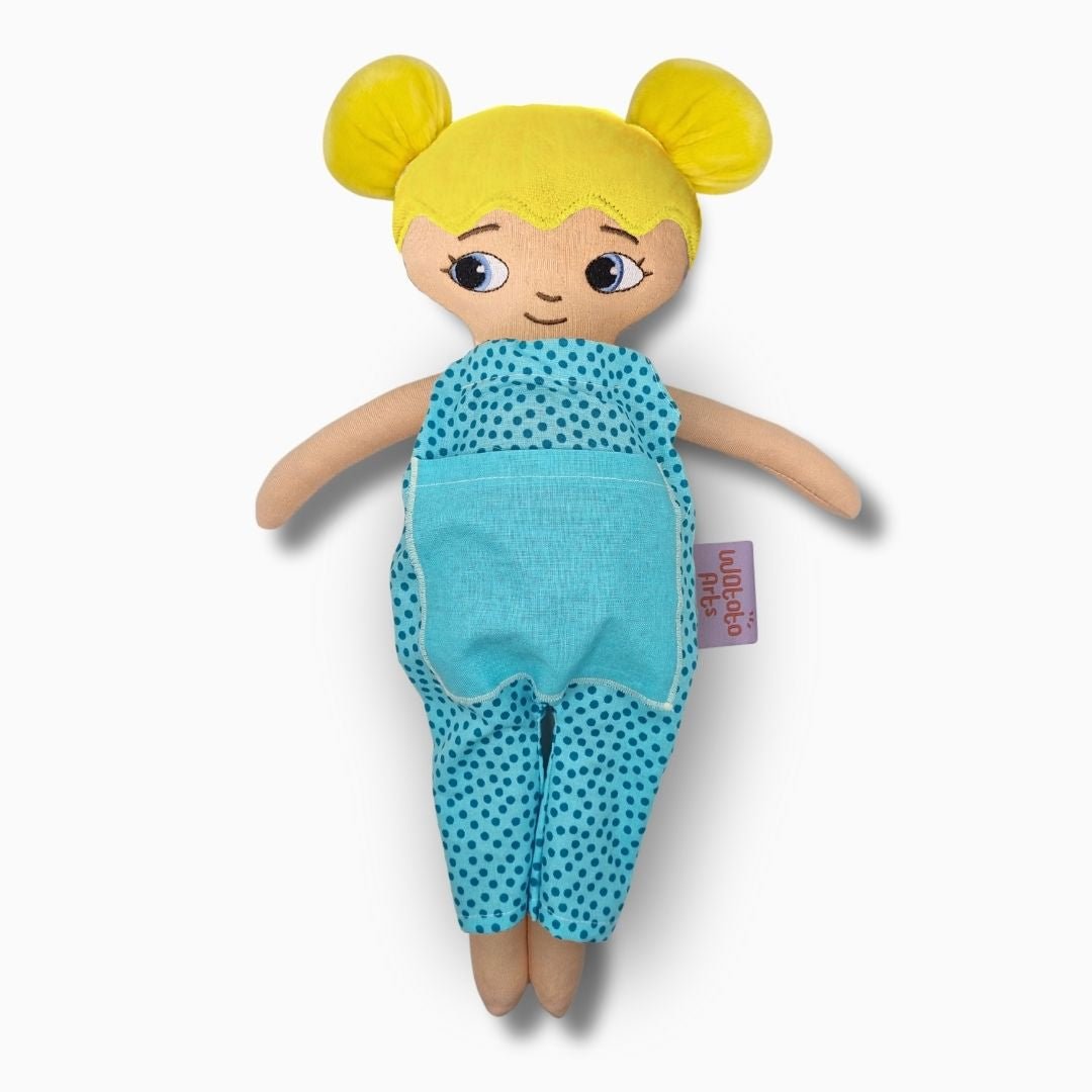 mjuk docka Alyssa i blå jumpsuit på vit bakgrund