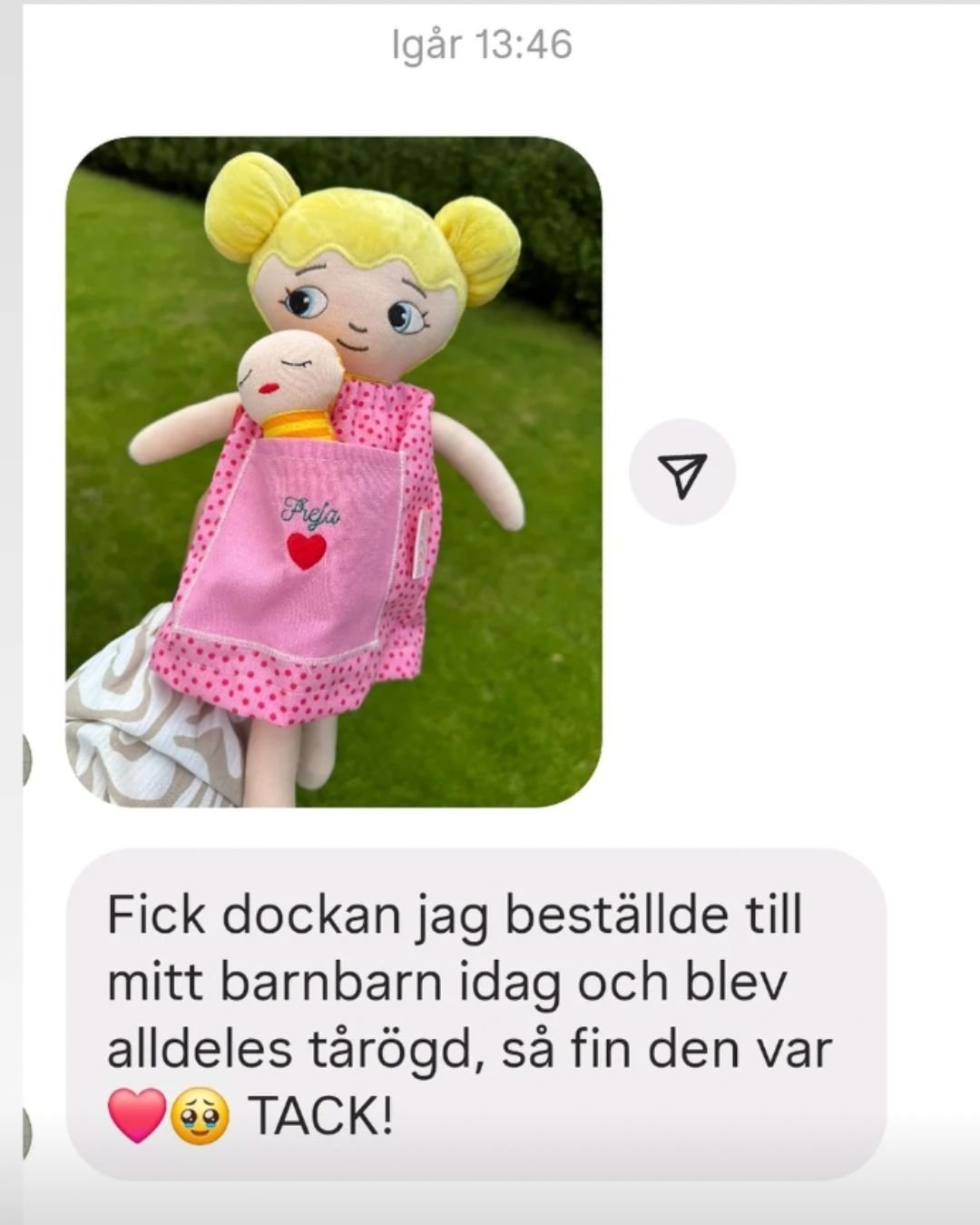 närbild på dockan Alyssa där man ser brodyren samt en kund review med 5 stjärnor