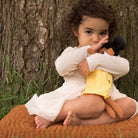 Mjuk docka med personlig brodyr som ett barn kramar och gosar med