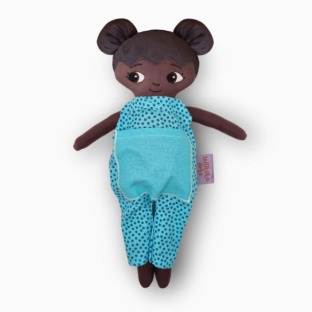 mjuk docka Amari i blå jumpsuit på vit bakgrund