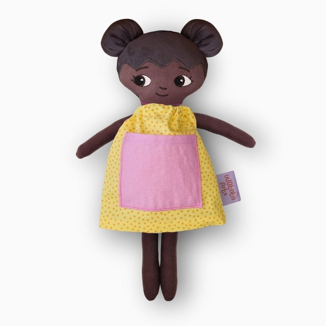 mjuk docka Amari i gul klänning på vit bakgrund