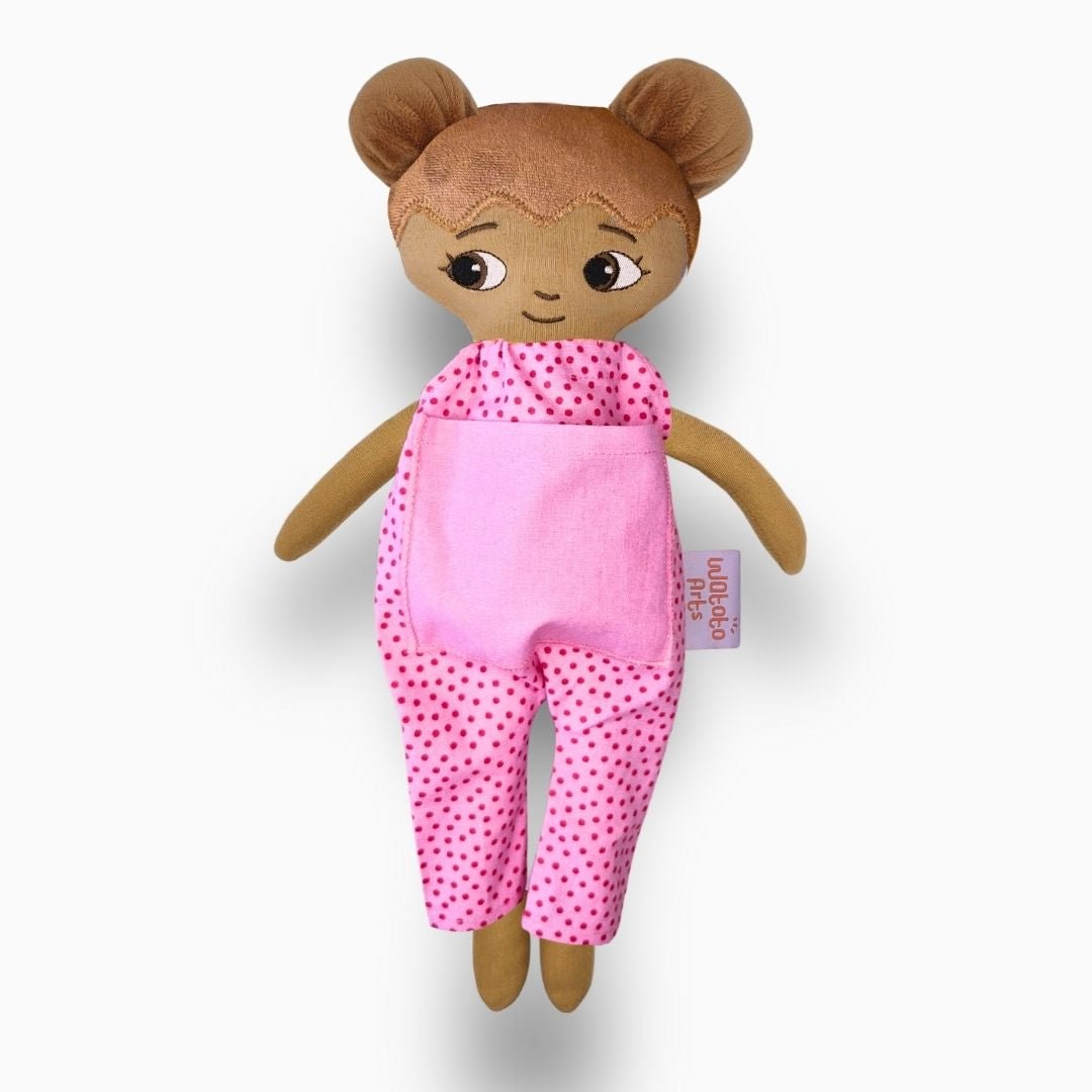 mjuk docka Amaya i rosa jumpsuit på vit bakgrund