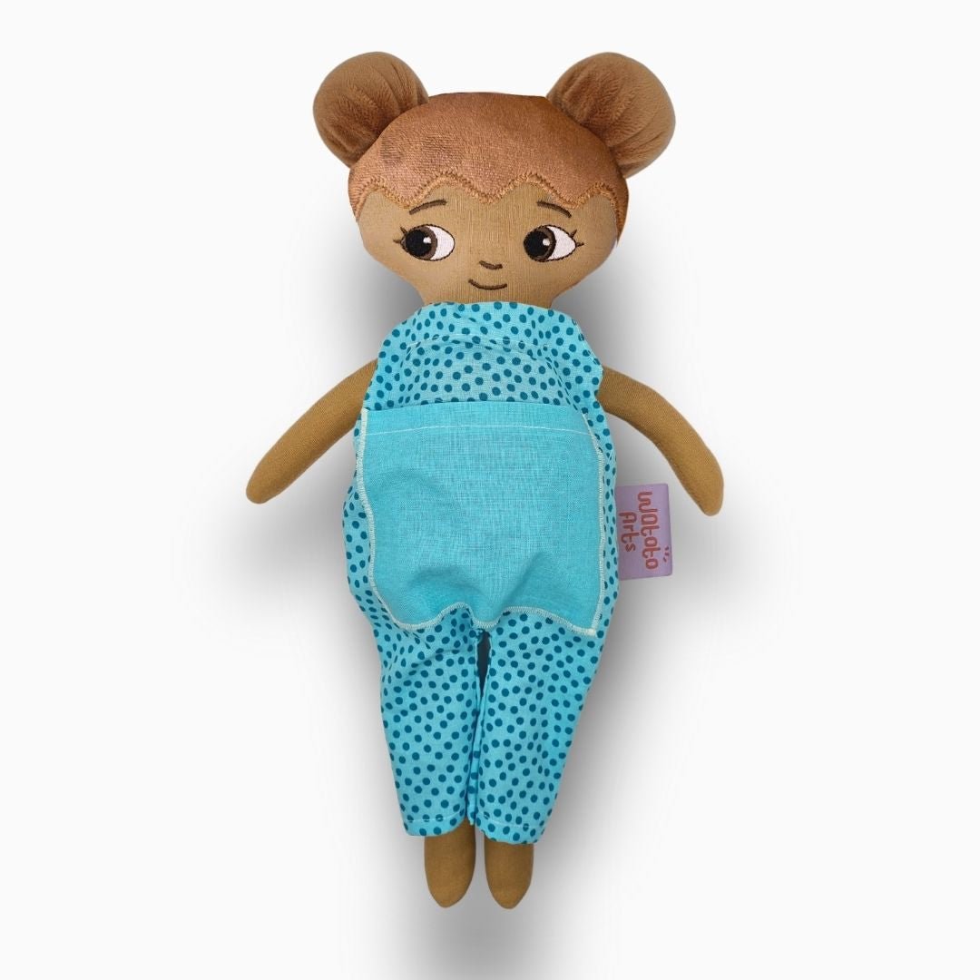 mjuk docka Amaya i blå jumpsuit på vit bakgrund