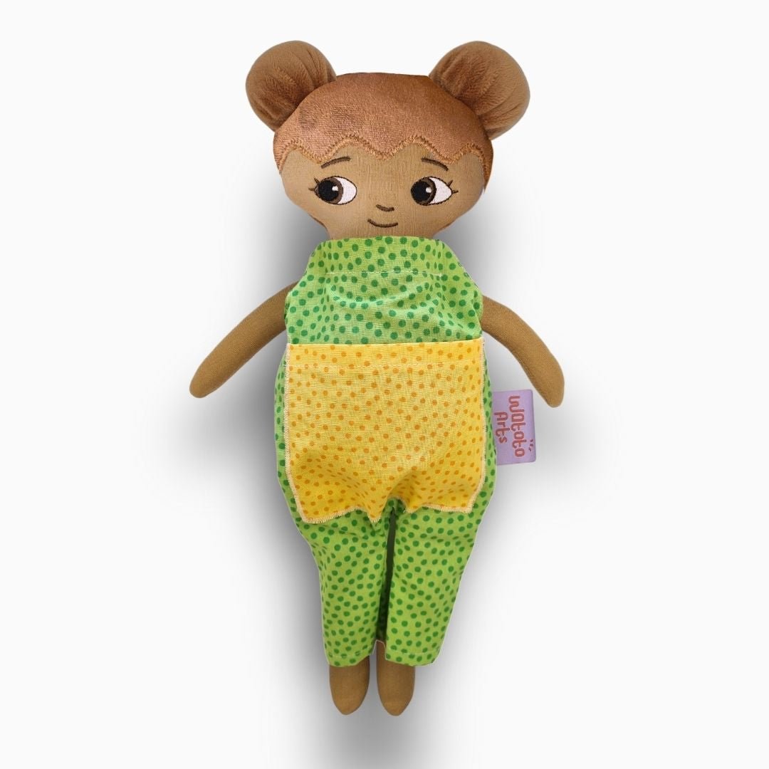 mjuk docka Amaya i grön jumpsuit på vit bakgrund