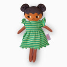 mjuk docka Fatima i grön klänning på vit bakgrund