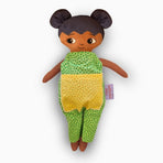mjuk docka Fatima i grön jumpsuit på vit bakgrund