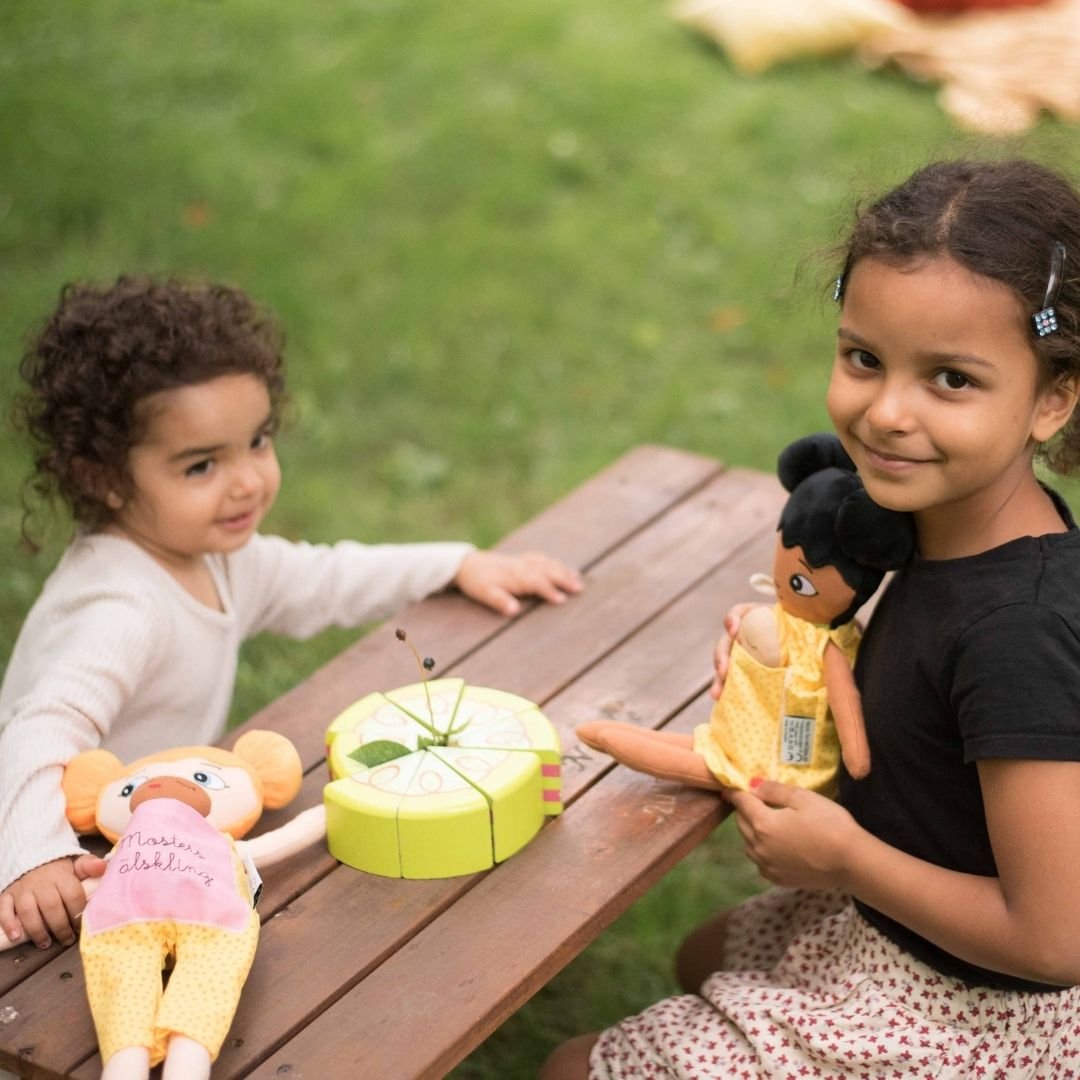 mjuk docka med personlig brodyr barn som leker med sina watoto arts dockoar