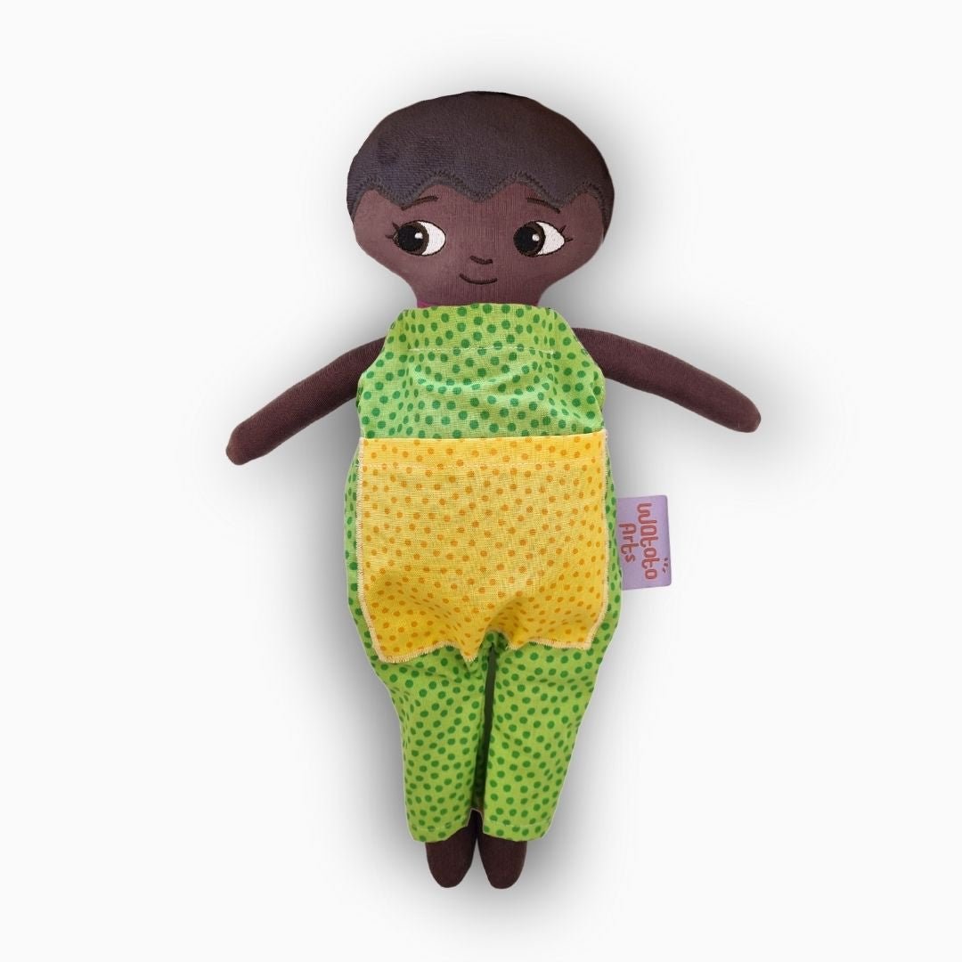 mjuk docka Liam i grön jumpsuit på vit bakgrund