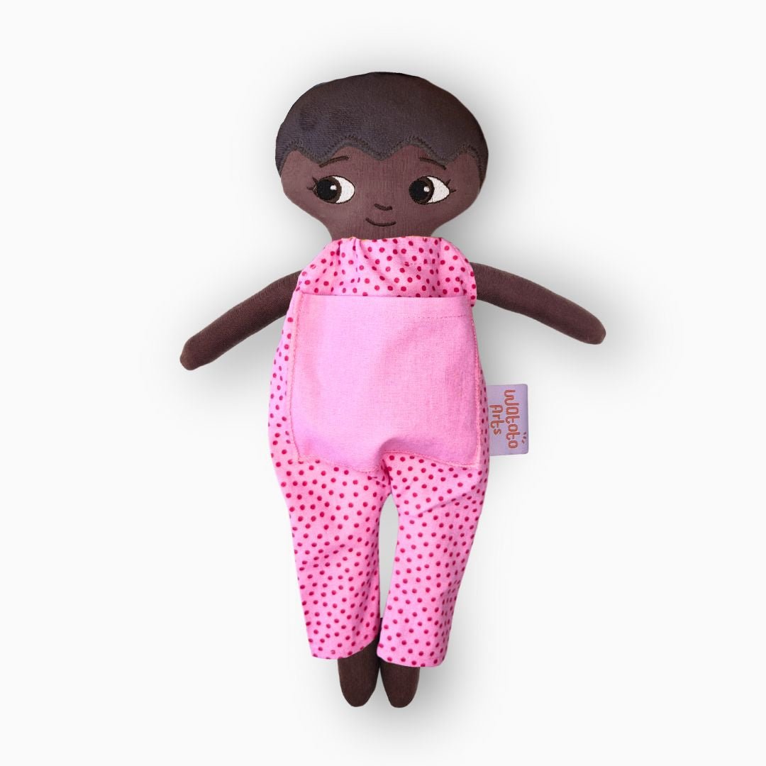 mjuk docka Liam i rosa jumpsuit på vit bakgrund