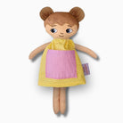 mjuk docka Mia i gul klänning på vit bakgrund