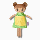 mjuk docka Mia i grön klänning på vit bakgrund