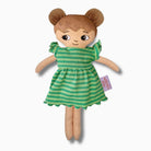 mjuk docka Mia i grön volang klänning på vit bakgrund