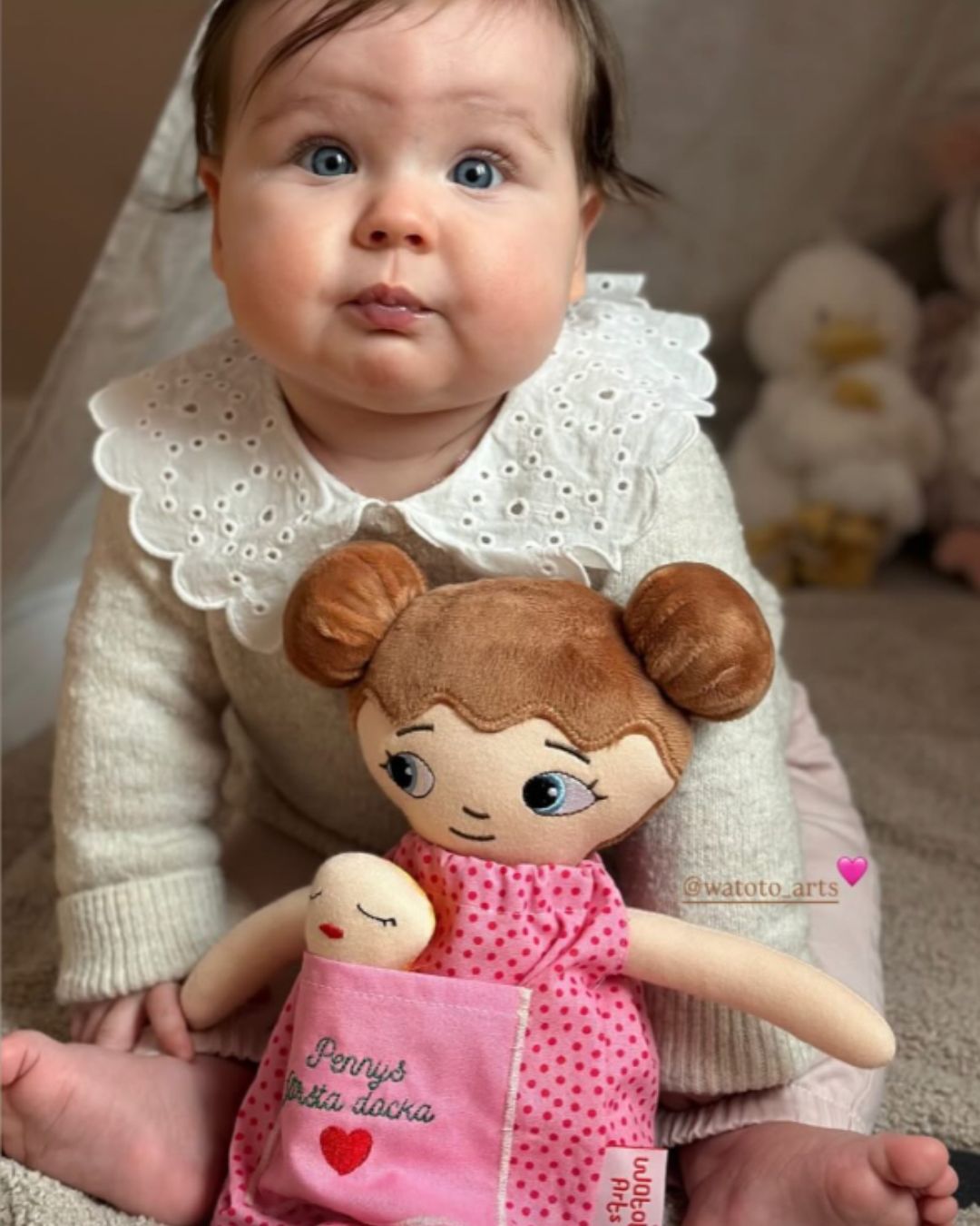 barn håller personlig tygdocka med namn