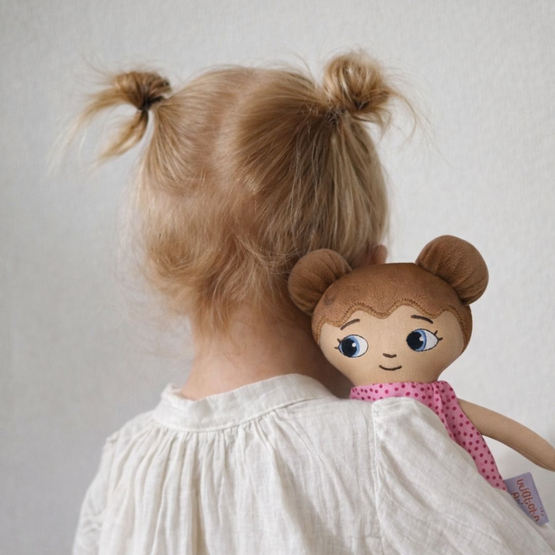 docka med olika kläder och val för barn barn