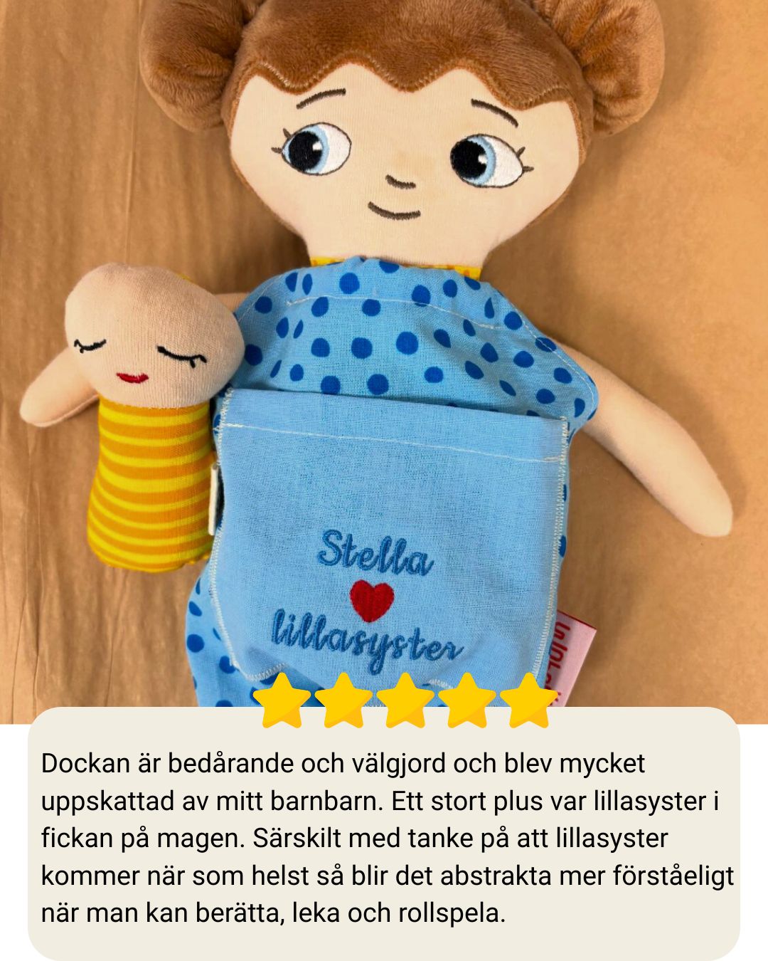 mjuk docka Mia i närbild där man ser en brodyr samt en kund recension med 5-stjärnor