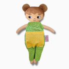 mjuk docka Mia i grön jumpsuit på vit bakgrund