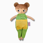 mjuk docka Mia i grön jumpsuit på vit bakgrund