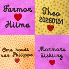 fyra exempel på brodyr med namn och hjärtan på dockkläder i olika färger