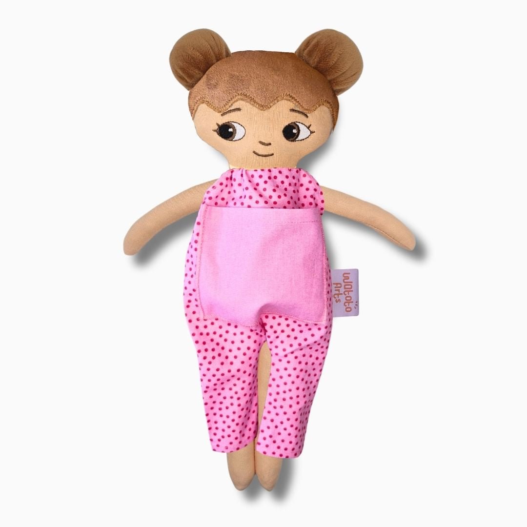 mjuk docka Minna i rosa jumpsuit på vit bakgrund
