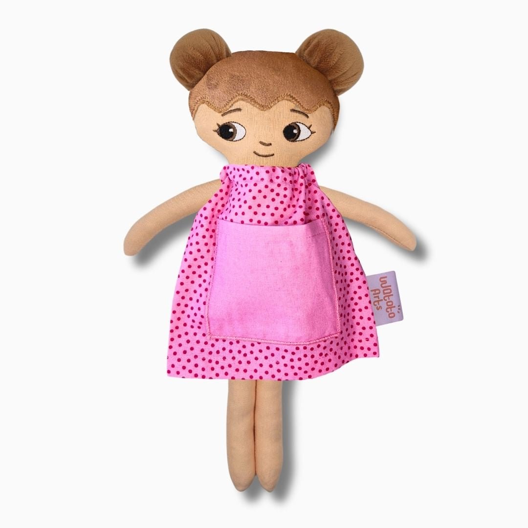 mjuk docka Minna i rosa klänning på vit bakgrund