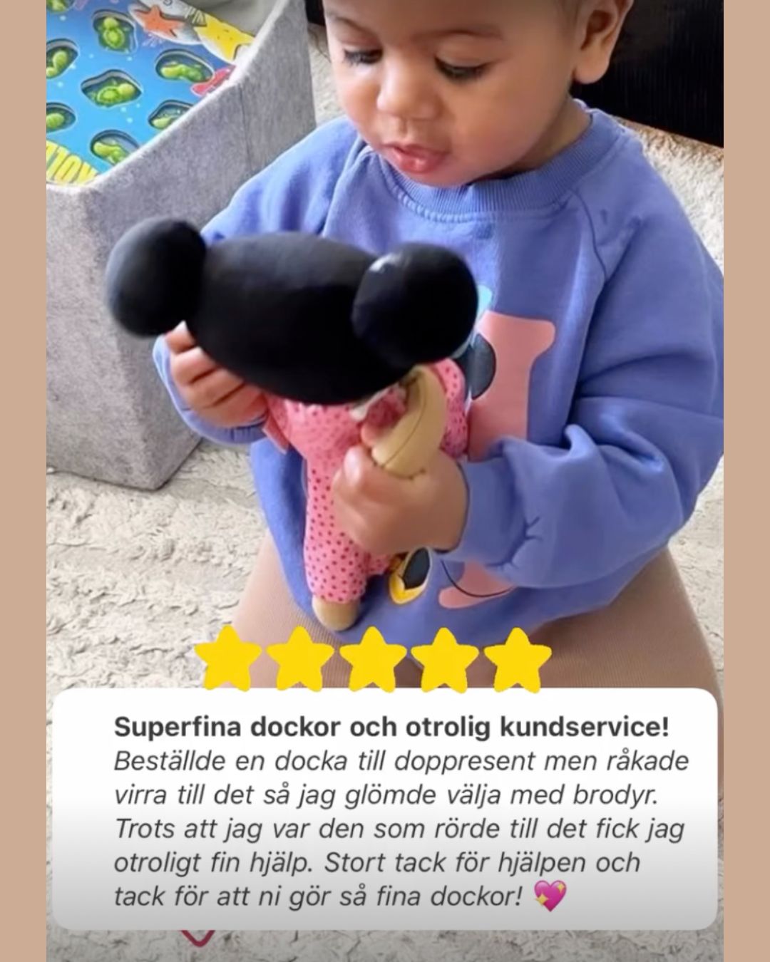 Ett barn som leker med sin mjuka docka från watoto arts