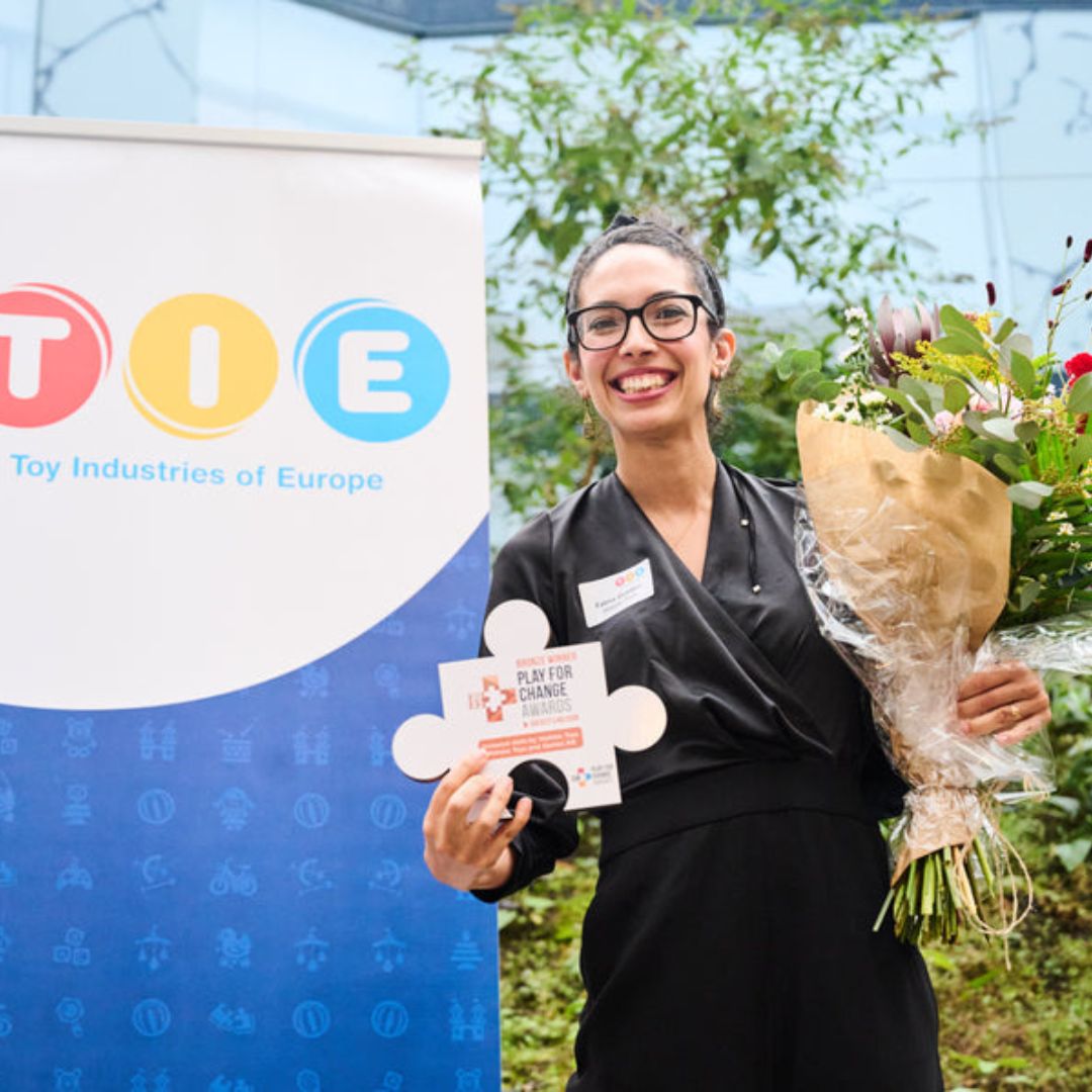 Fatma får ett pris för sin verksamhet watoto arts. 