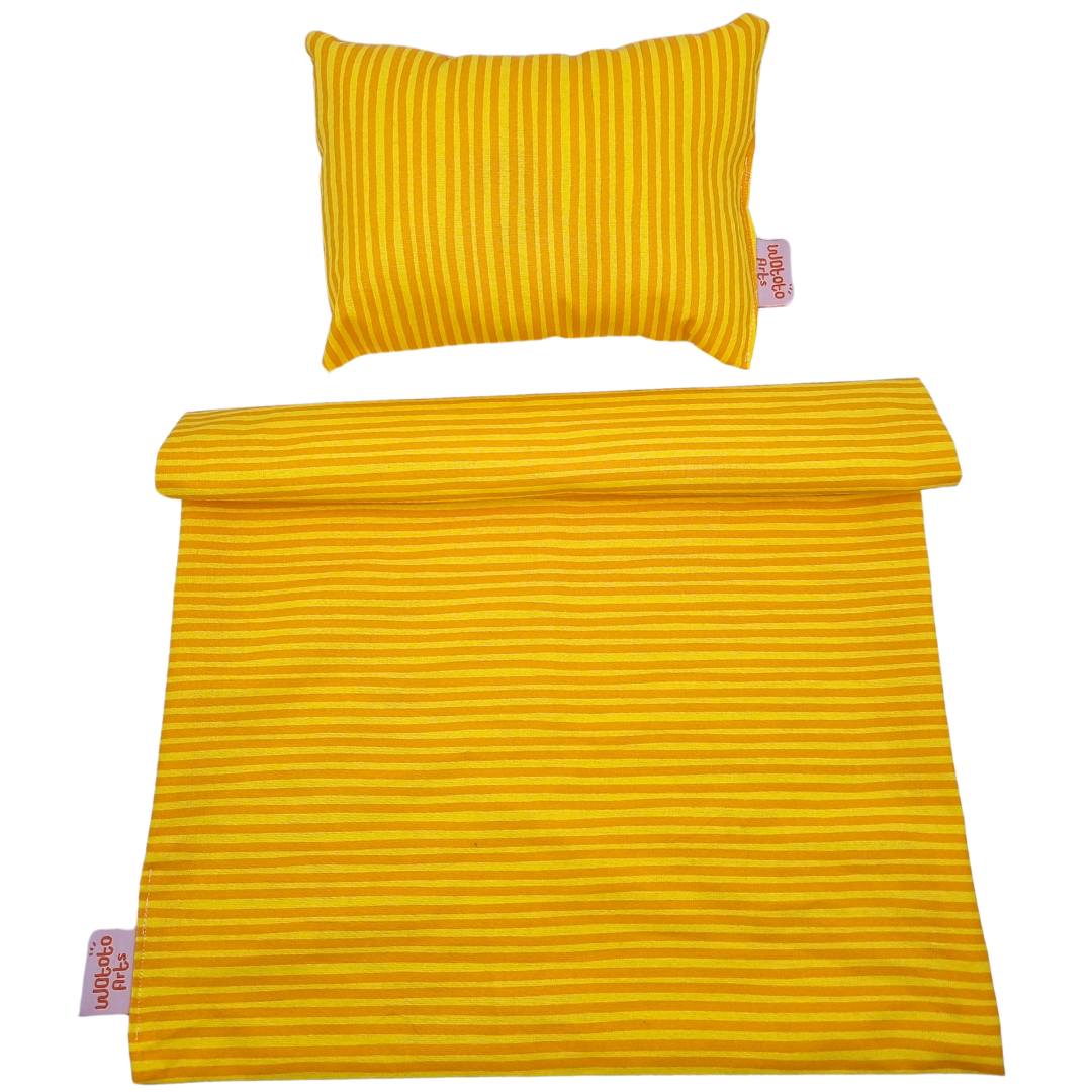 Docksängkläder, Täcke och Kudde – Sovset och för watoto arts Docka. Gul/orange färg med ränder. 