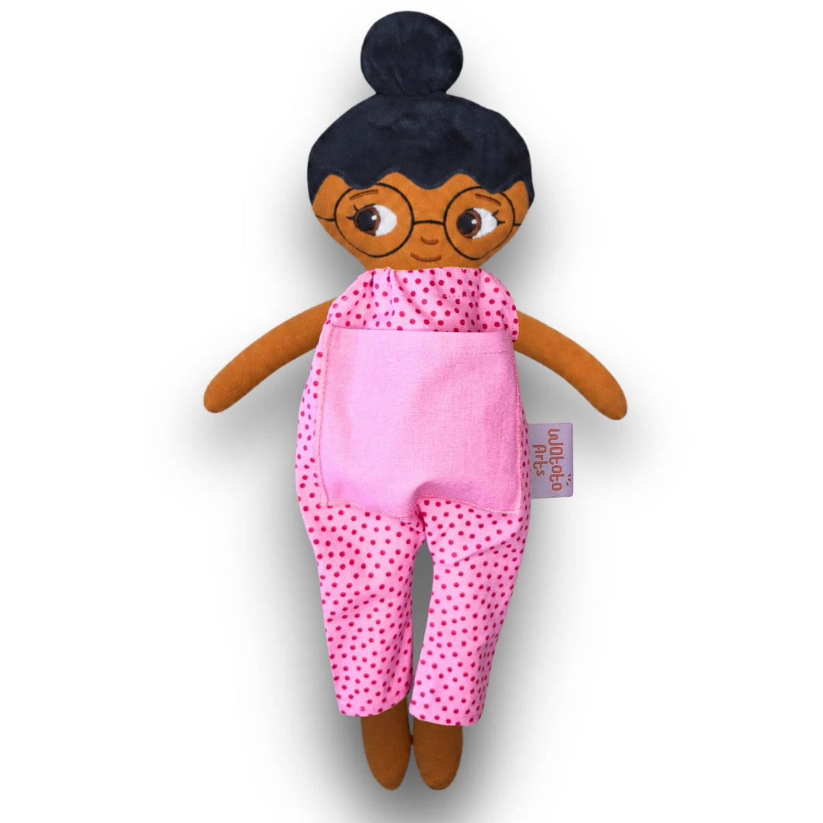 Fatima med glasögon, svart hår i en hårknut, brun hud och rosa jumpsuit.