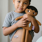 Mjuk docka med gastrostomiknapp/PEG knapp i magen| Watoto Arts