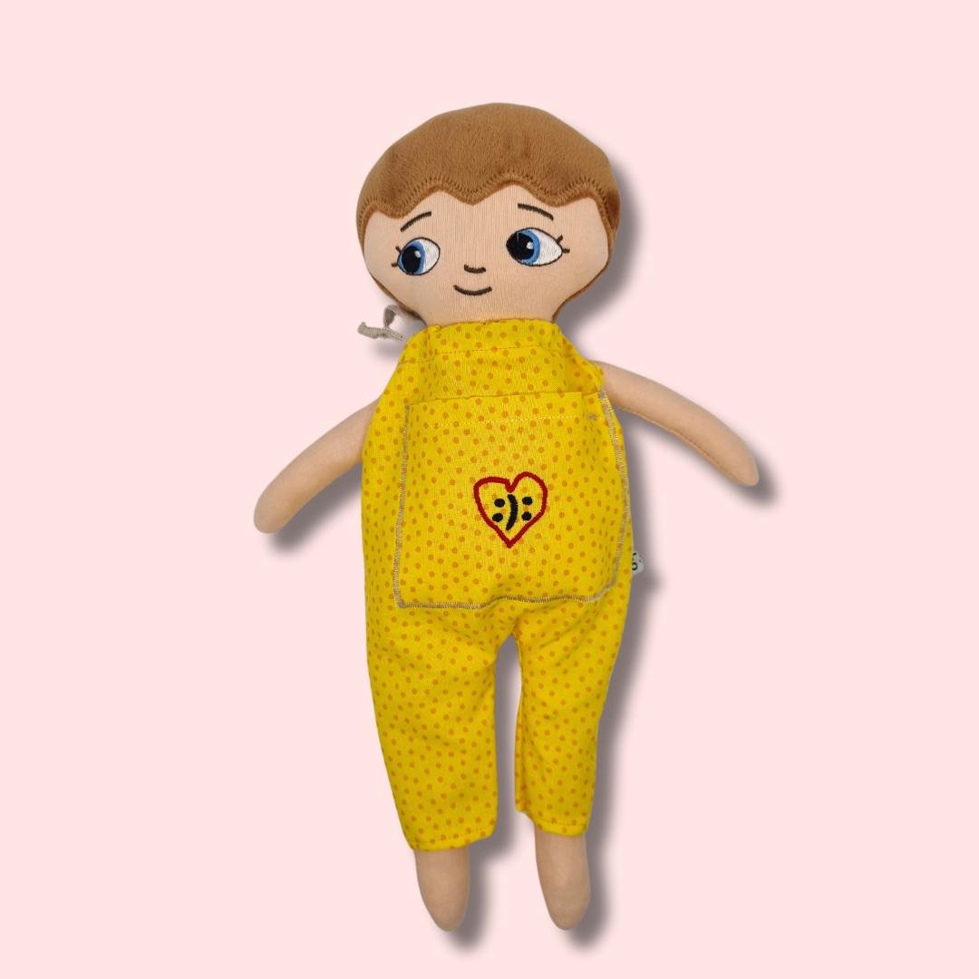Mjuk Docka Noa tillverkad av Watoto Arts x Henrik Wahlström Upp och Ner hjärtat broderat på dockans kläder. 