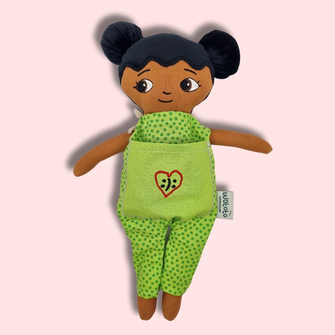 Mjuk Docka Nova - Watoto Arts x Henrik Wahlström Upp och Ner hjärtat broderat på dockans kläder. 
