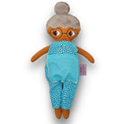 Mormor/farmor med grått hår i en hårknut, glasögon, brun hud och blå jumpsuit.
