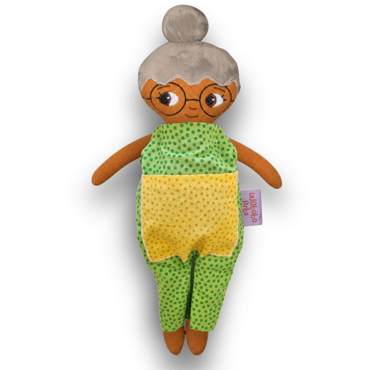 Mormor/farmor med grått hår i en hårknut, glasögon, brun hud och grön jumpsuit.