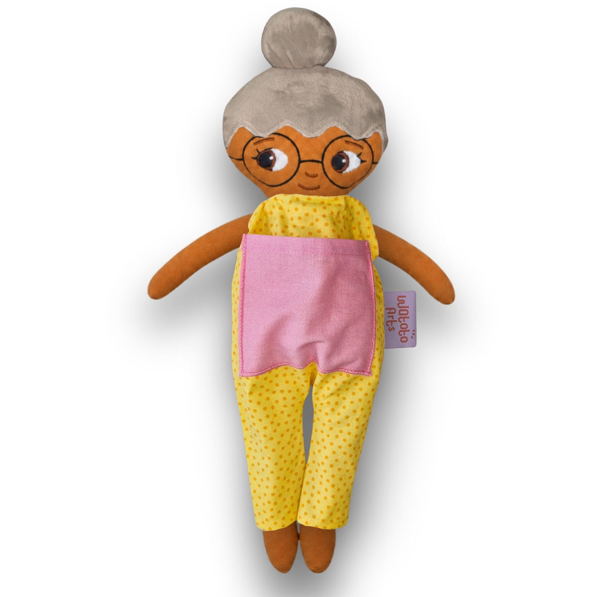Mormor/farmor med grått hår i en hårknut, glasögon, brun hud och gul jumpsuit.