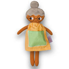Mormor/farmor med grått hår i en hårknut, glasögon, brun hud och orange klänning.