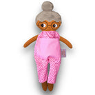 Mormor/farmor med grått hår i en hårknut, glasögon, brun hud och rosa jumpsuit.