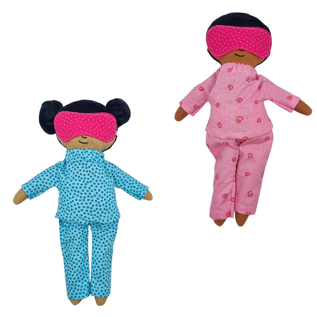 Två dockor som bär sovmask och pyjamas