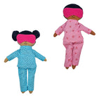Två dockor som bär sovmask och pyjamas